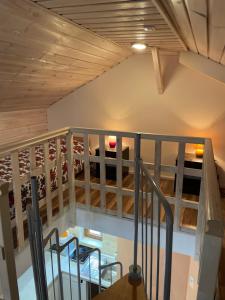 ドゥシュニキ・ズドルイにあるNoclegi u Ewyの階段付きの建物の最上階からの眺め