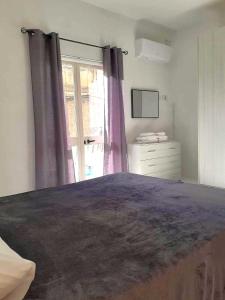 Rúm í herbergi á Nr41 Holiday Apartment - Close to Village Centre, Promenade, Shops & Restaurants