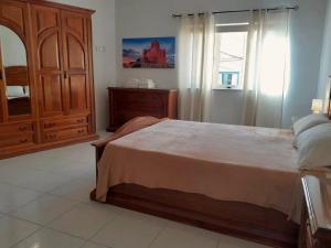 Rúm í herbergi á Nr41 Holiday Apartment - Close to Village Centre, Promenade, Shops & Restaurants