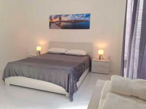 Rúm í herbergi á Nr41 Holiday Apartment - Close to Village Centre, Promenade, Shops & Restaurants
