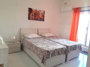 Rúm í herbergi á Nr41 Holiday Apartment - Close to Village Centre, Promenade, Shops & Restaurants