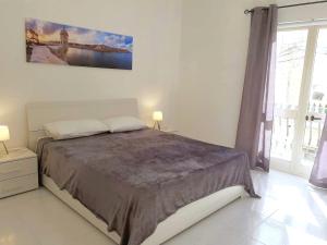 Rúm í herbergi á Nr41 Holiday Apartment - Close to Village Centre, Promenade, Shops & Restaurants