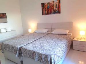 Rúm í herbergi á Nr41 Holiday Apartment - Close to Village Centre, Promenade, Shops & Restaurants