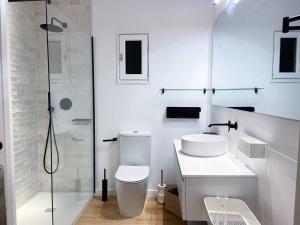 y baño con aseo, lavabo y ducha. en ÜNik - Rústico & Moderno En Arinsal - ESQUÍ en Mas de Ribafeta
