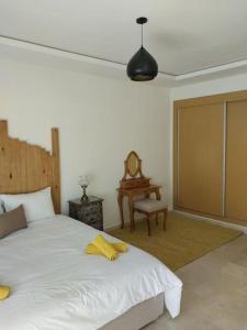 a bedroom with a bed and a chair and a table at Apartamento del Norte in Tangier