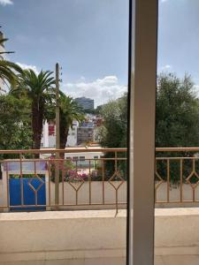 einen Blick auf die Stadt aus dem Fenster eines Gebäudes in der Unterkunft Apartamento del Norte in Tangier