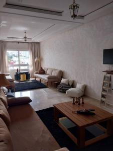 ein Wohnzimmer mit einem Sofa und einem Tisch in der Unterkunft Apartamento del Norte in Tangier