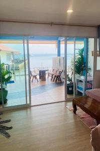 uma sala de estar com vista para o oceano em บ้านพักการ์ฟิลด์ ซีวิว เกาะล้าน em Ko Larn