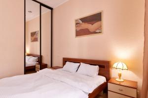 En eller flere senge i et værelse på Two-bedroom apartment in the heart of Kyiv