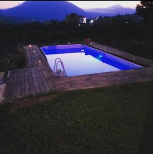una piscina en un patio por la noche en Villa - Malibu' en Lauria Inferiore