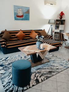 uma sala de estar com um sofá e uma mesa em The Sunny House em Kritharia