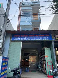 ein Roller, der vor einem Buchladen parkt in der Unterkunft Nhà nghỉ Ngọc Khánh in Dồng Văn