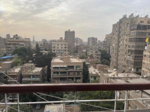Blick auf eine Stadt mit hohen Gebäuden in der Unterkunft المهندسين شقه سوبر لوكس - محى الدين ابو العز in Kairo