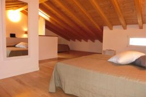 比比翁Luminous flat with attic in a residence with pool的一间卧室设有一张床和一个窗口