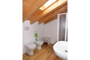 比比翁Luminous flat with attic in a residence with pool的带马桶和水槽的浴室