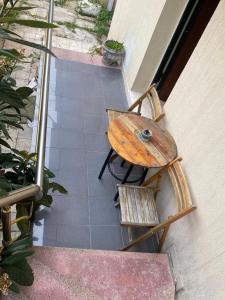 Amli Apartament في تيرانا: اطلالة علوية على طاولة وكراسي خشبية