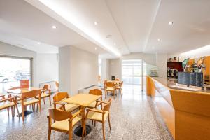 A restaurant or other place to eat at HOTEL LA PERLA