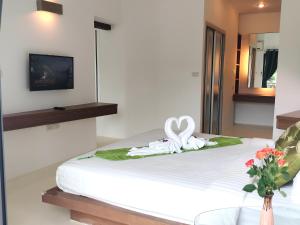 um quarto com uma cama com uma toalha em Suite in Replay at Bangrak Beach em Nathon Bay