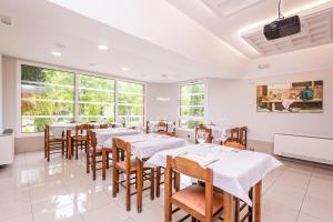 A restaurant or other place to eat at HOTEL LA PERLA
