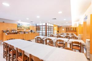 A restaurant or other place to eat at HOTEL LA PERLA