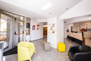 A kitchen or kitchenette at HOTEL LA PERLA