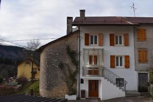 ein altes weißes Haus mit einer Treppe davor in der Unterkunft Alla Valle in Gallio