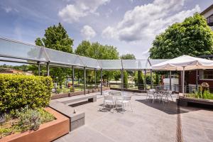 A garden outside HOTEL LA PERLA