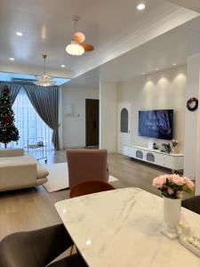 uma sala de estar com uma árvore de Natal e uma sala de estar em French Style Comfy Homestay Alor Setar 现代极简法式温馨民宿 em Alor Setar