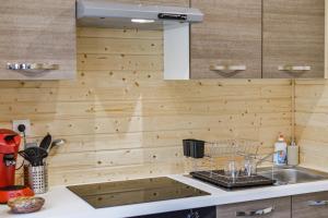 a kitchen with a sink and a counter top at ღ L'Oasis Maluti - Chalet aux portes de Beauval in Châtillon-sur-Cher