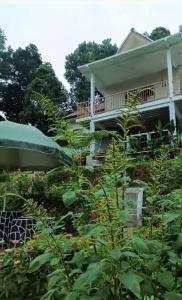 uma casa com um jardim em frente em Villa Bumisoka em Purwakarta