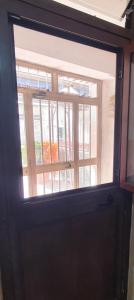 uma porta com uma janela num quarto em CASA VACANZE DI MARILENA em Vietri