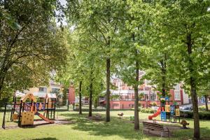 um parque com parque infantil com escorrega em Hotel La Perla D'Olot em Olot