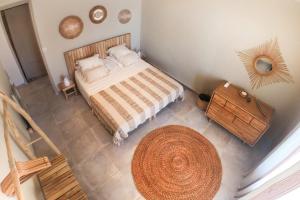 an overhead view of a bedroom with a bed and a table at ECHO DES FLOTS vue mer in Cassis
