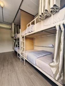 Zimmer mit Etagenbett und 2 Etagenbetten in der Unterkunft Youyen Hostel in Ban Don Muang