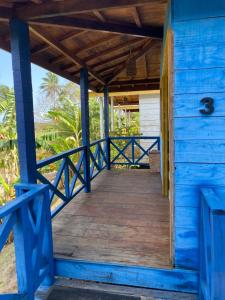una pasarela de madera que conduce a una casa de playa en Villasollagoinha, en Paraipaba