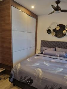 een slaapkamer met een bed en een plafondventilator bij HarbourBay Residence. Batam. Studio. 1min to Ferry in Jodoh