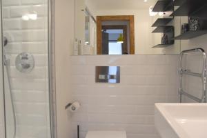 Rosalp 324 في فيربير: حمام مع دش ومرحاض ومغسلة