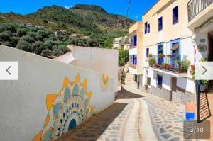 Guájar FondónにあるCasa La Estrellaの壁画のある通り