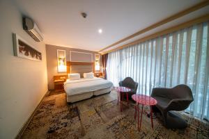 En eller flere senge i et værelse på All Seasons Hotel