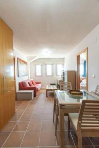 una sala de estar con un sofá y una mesa en Holidays, Arttyfal, 2 Dormitorios para 4 personas, parking y wi-fi, en Sierra Nevada