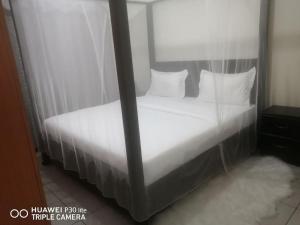 Una foto en blanco y negro de una cama en una habitación en AMOR LAKEBREEZE 3, en Kisumu