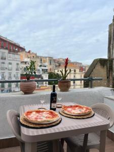 - deux pizzas assises sur une table sur un balcon dans l'établissement La casa di Marty, à Naples