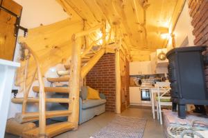 Η κουζίνα ή μικρή κουζίνα στο CHILL Village - Osikowy Apartament