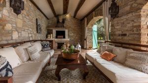 un soggiorno con divano e tavolo di Le Château a Višnjan (Visignano)