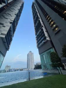 una vista del agua entre dos edificios en Foo homestay @setia sky88, en Johor Bahru