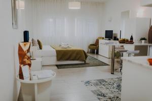 Uma área de estar em Apartamentos Sol & Ria