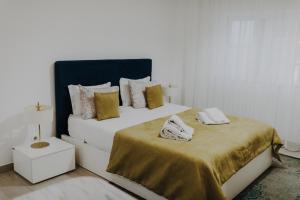 Cama ou camas em um quarto em Apartamentos Sol & Ria