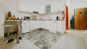 A cozinha ou cozinha compacta de Apartamentos Sol & Ria