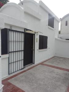 サンベルナルドにあるRefugio Atlánticoの白い家