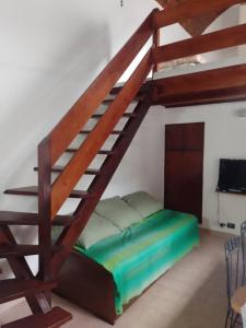 サンベルナルドにあるRefugio Atlánticoの二段ベッド1組(階段付) +13枚の写真